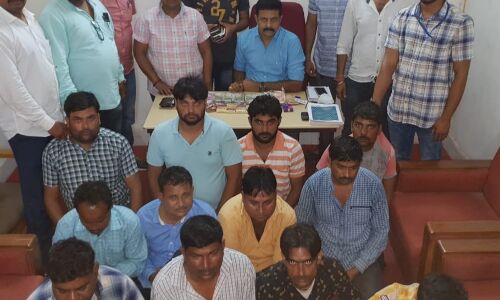 जुए के अड्डे पर पुलिस की कार्रवाई, 12 जुआरी गिरफ्तार, 4 लाख से ज्यादा की राशि जब्त जुए के अड्डे पर पुलिस की कार्रवाई, 12 जुआरी गिरफ्तार, 4 लाख से ज्यादा की राशि जब्त