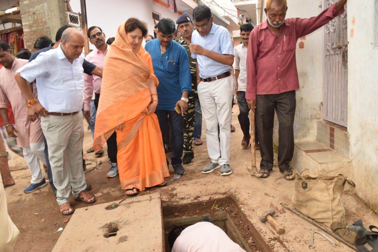 मंत्री के सामने ही बह रहा था गंदा पानी, अधिकारियों को लगाई फटकार मंत्री के सामने ही बह रहा था गंदा पानी, अधिकारियों को लगाई फटकार