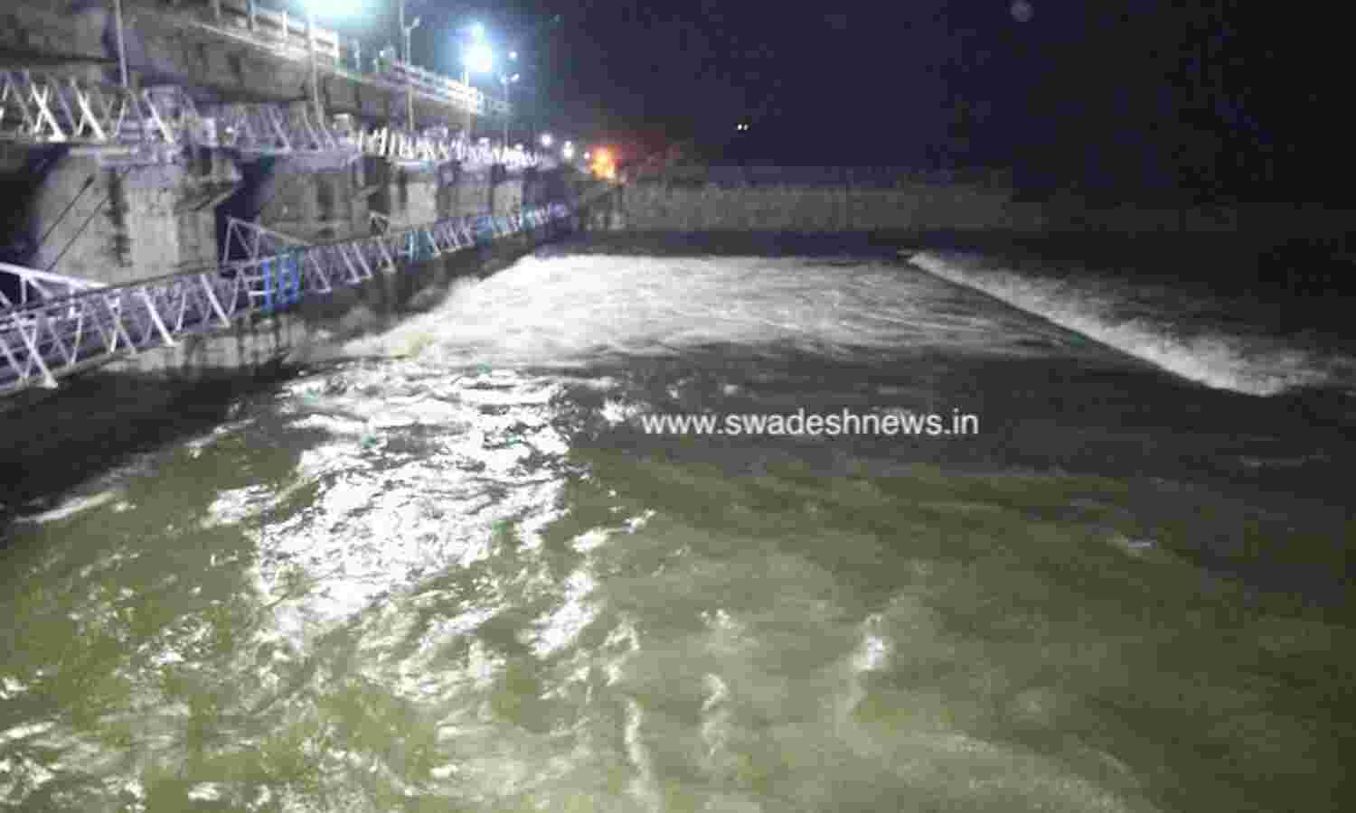 खुशखबरी: पांच साल बाद खुले तिघरा के गेट, 3 गेटों को 6-6 इंच खोला खुशखबरी: पांच साल बाद खुले तिघरा के गेट, 3 गेटों को 6-6 इंच खोला