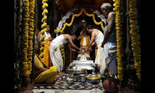 मथुरा के द्वारिकाधीश मंदिर समेत चार मंदिरों में दिन में मनाई गई जन्माष्टमी