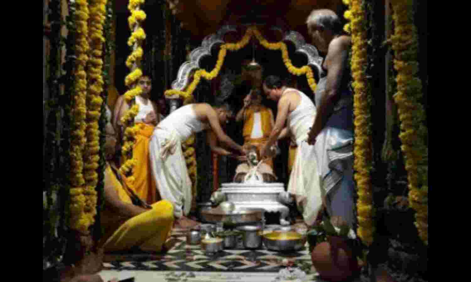 मथुरा के द्वारिकाधीश मंदिर समेत चार मंदिरों में दिन में मनाई गई जन्माष्टमी