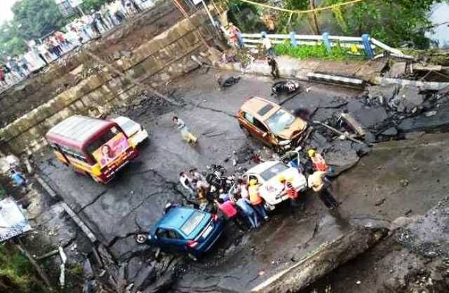 हादसा : दक्षिण कोलकाता में गिरा फ्लाईओवर, एक की मौत 24 घायल, बंद हुई सर्कुलर रेल सेवा