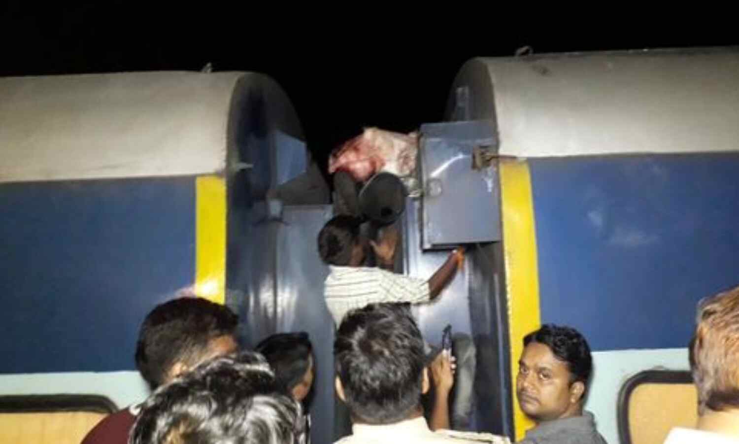 तेलंगाना एक्सप्रेस के दो एसी कोच के बीच बोरे में मिला शव