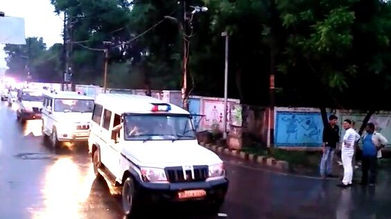 चुनाव की तैयारियोंं में जुटी पुलिस, हजीरा में निकाला फ्लैग मार्च चुनाव की तैयारियोंं में जुटी पुलिस, हजीरा में निकाला फ्लैग मार्च