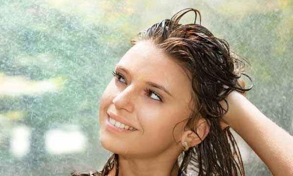 बारिश के मौसम में कैसे रखे बालों का खयाल