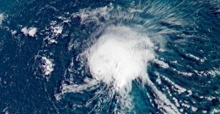 समुद्री तूफान कैरोलाइना की ओर आगे बढ़ रहा है, दस लाख लोगों के प्रभावित होने की आशंका