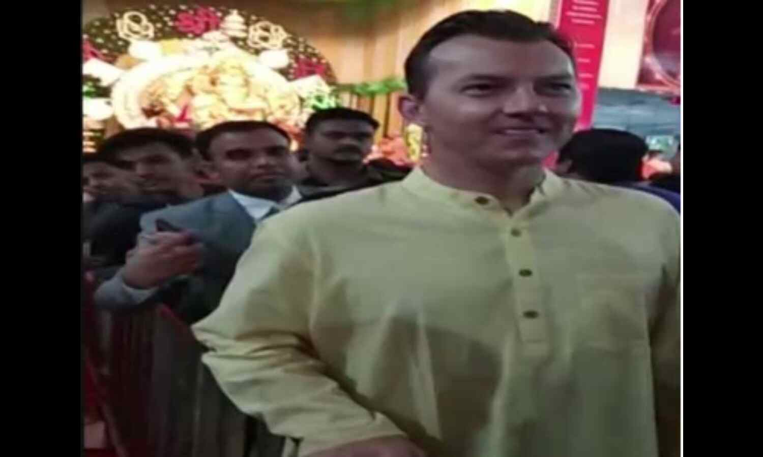 पूर्व ऑस्ट्रेलियाई क्रिकेटर ब्रेट ली मुंबई के एक मंडल में गणेश उत्सव के दौरान