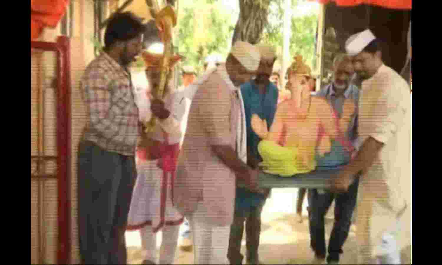 नाना पाटेकर अपने घर में स्थापना के लिए गणपति जी को लाते हुए