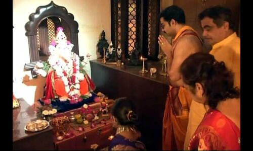 केन्द्रीय मंत्री नितिन गडकरी घर में पूजा अर्चना करते हुए