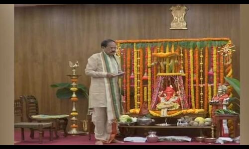 उपराष्ट्रपति वेंकैया नायडू अपने घर स्थापित गणपति की पूजा अर्चना करते हुए