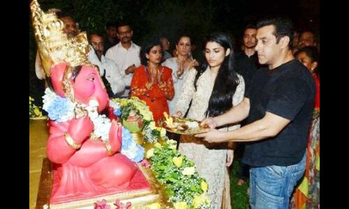 सलमान खान गणपति जी की आरती उतारते हुए