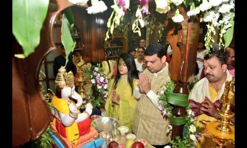 महाराष्ट्र मुख्यमंत्री अपने घर गणेश पूजन में शामिल हुए