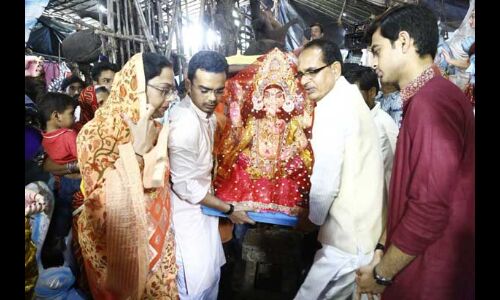 मप्र मुख्यमंत्री शिवराज सिंह ने अपने निवास पर परिवार के साथ गणेश जी का पूजन किया