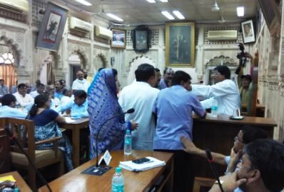 नगर निगम परिषद की बैठक में हंगामा, पानी, सीवर, सड़क के मुद्दे पर विपक्ष - सत्तापक्ष हुआ एक नगर निगम परिषद की बैठक में हंगामा, पानी, सीवर, सड़क के मुद्दे पर विपक्ष - सत्तापक्ष हुआ एक