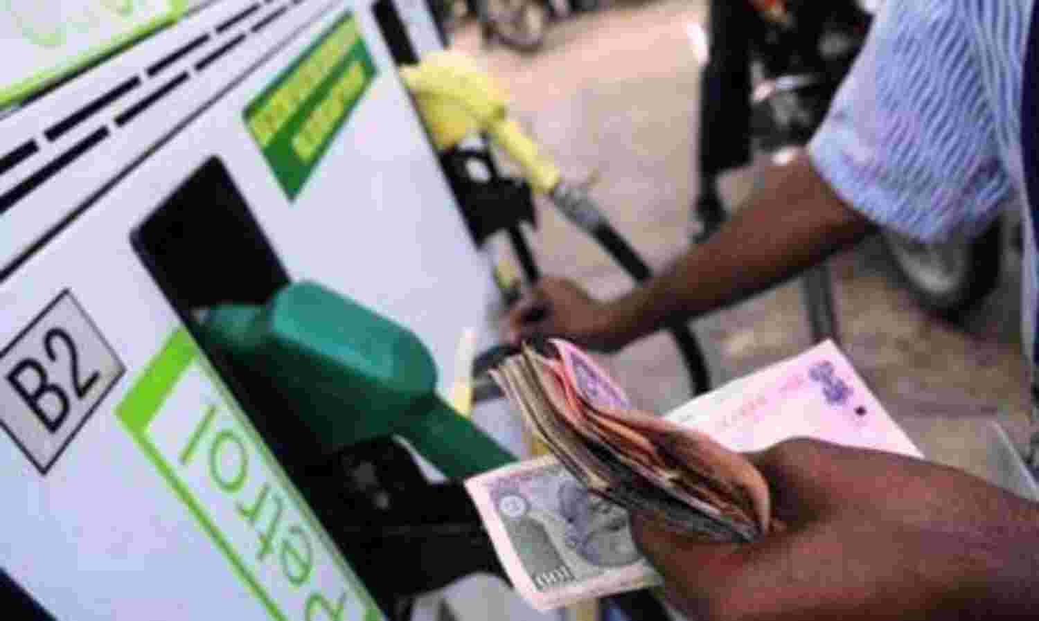 अब डीजल हुआ सस्‍ता , पेट्रोल के भाव स्थिर