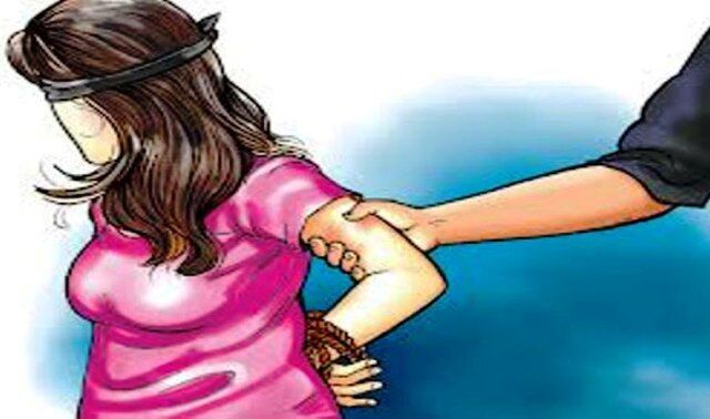 पति के सामने पत्नी को उठाकर ले जाने की कोशिश, मारपीट कर लूटा