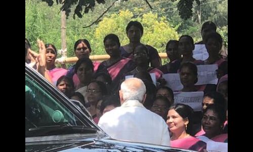 प्रधानमंत्री ने काफिला रोककर आंगनबाड़ी और सहिया बहनों से की मुलाकात