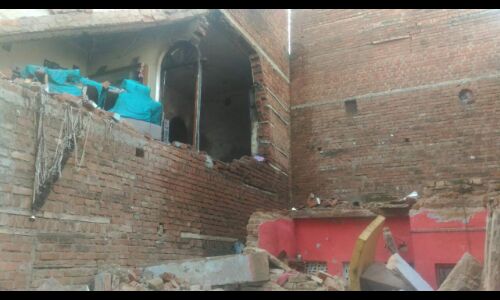 फ्रिज का कम्प्रेसर फटा, ब्लास्ट से पड़ोसी के घर गिरी दीवार, चार की मौत फ्रिज का कम्प्रेसर फटा, ब्लास्ट से पड़ोसी के घर गिरी दीवार, चार की मौत