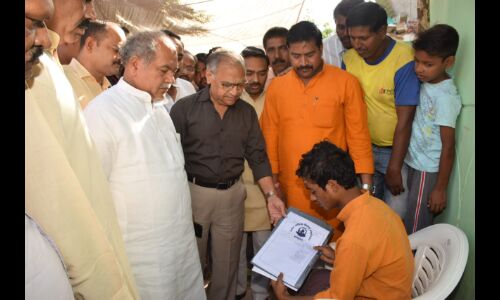 दर्पण कॉलोनी पहुंचे केंद्रीय मंत्री और महापौर, मृतक परिवार के परिजनों को दी सांत्वना