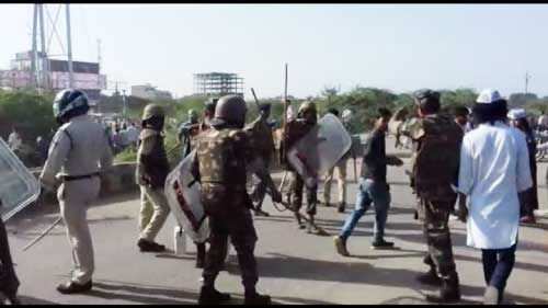 मामला फूटी कॉलोनी का: अतिक्रमण हटाने गए अमले को खदेड़ा, पुलिस के लाठीचार्ज के बाद लोगों ने किया पथराव