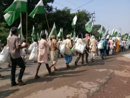 दिल्ली कूच कर गए ग्वालियर में डेरा जमाये भूमिहीन आदिवासी दिल्ली कूच कर गए ग्वालियर में डेरा जमाये भूमिहीन आदिवासी