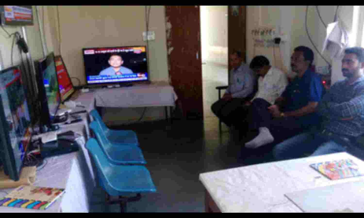 एमसीएमसी कक्ष में 24 घंटे हो रही खबरों और विज्ञापनों की निगरानी