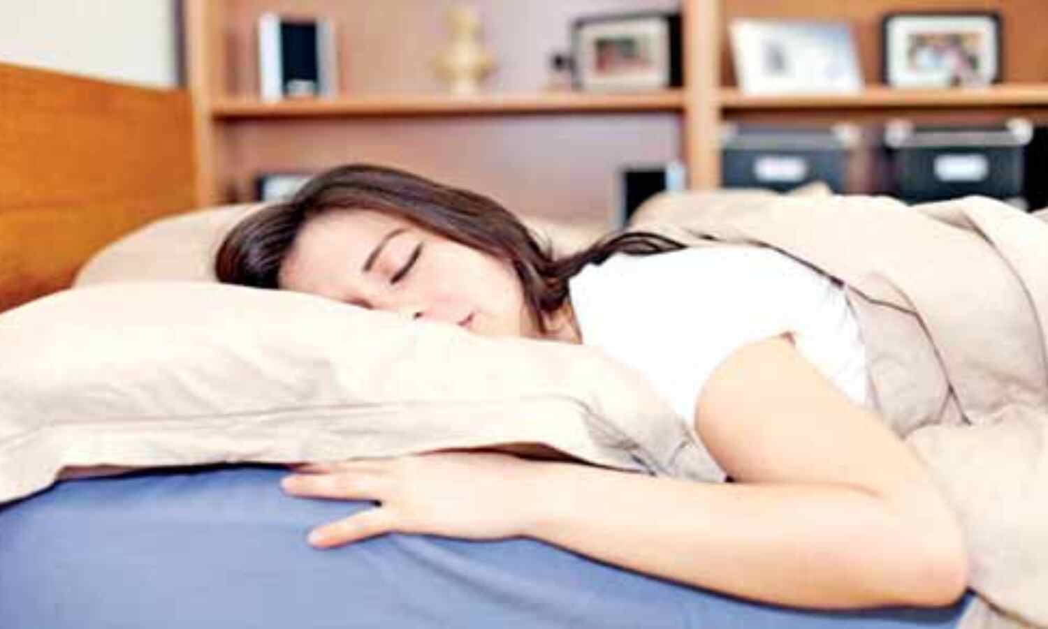 आप भी सोते हैं पेट के बल तो जान लें इसके नुकसान