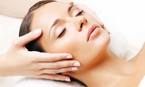 स्वस्थ त्वचा के लिए महीने में एक बार जरूर करवाए फेशियल