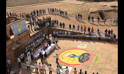 ग्वालियर दुर्ग पर बनाई मानव श्रंखला, स्टूडेंट्स ने दिया मतदान का संदेश