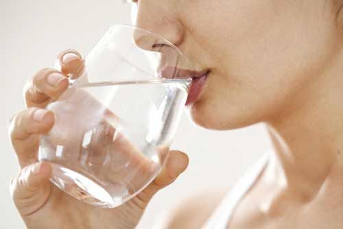 कई बीमारियों का इलाज है खाली पेट एक गिलास गुनगुना पानी