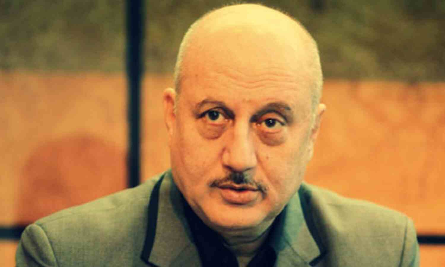 कोरोना वैक्सीन न मिलने पर भावुक हुए अनुपम खेर, वीडियो शेयर कर सुनाई मजेदार कविता