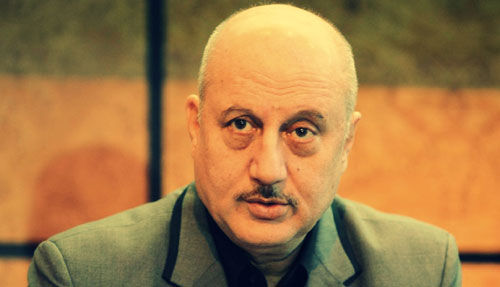 कोरोना वैक्सीन न मिलने पर भावुक हुए अनुपम खेर, वीडियो शेयर कर सुनाई मजेदार कविता