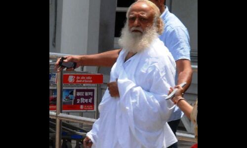 बच्चों की मौत के मामले में आसाराम और उसके बेटे नारायण साईं को मिली क्लीन चिट बच्चों की मौत के मामले में आसाराम और उसके बेटे नारायण साईं को मिली क्लीन चिट