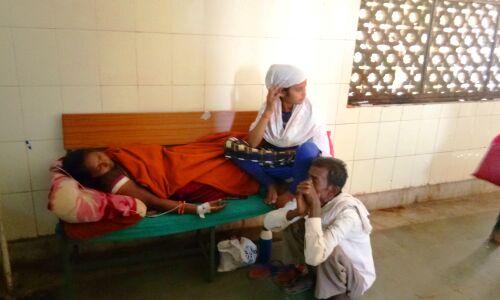 मरीजों को टेबल पर किया जा रहा भर्ती, एसडीएम की फटकार भी बेअसर