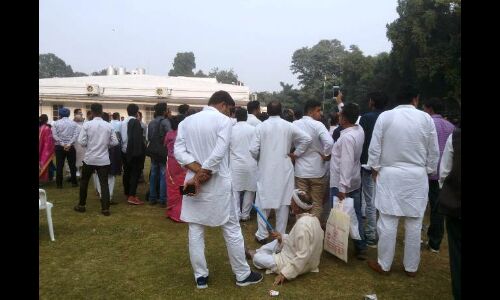 कांग्रेस कार्यालय में आकाओं की बाट जोहते कार्यकर्ता