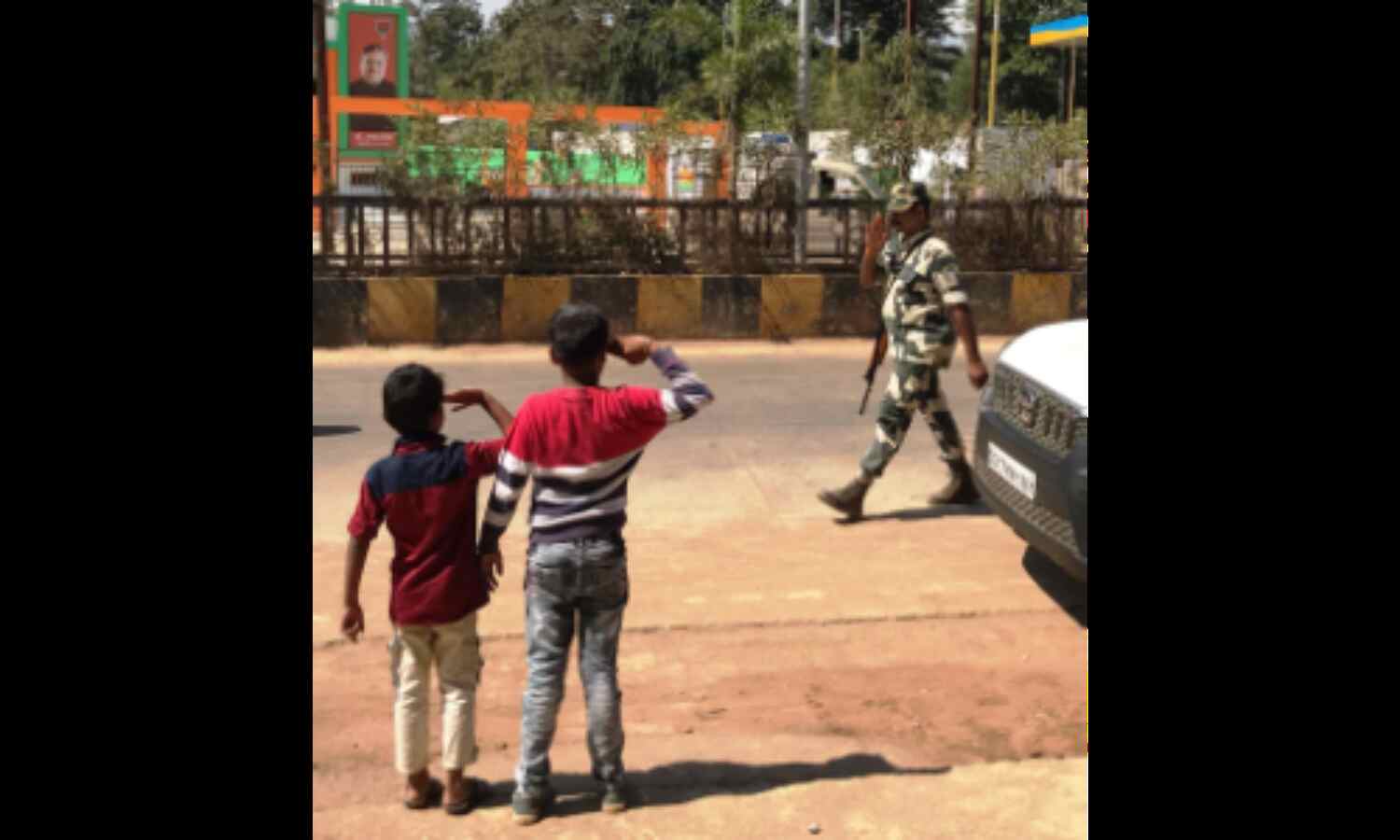 नन्हें हाथों का ये सिर्फ सेल्यूट नहीं है, तमाचा है नक्सलियों के गाल पर