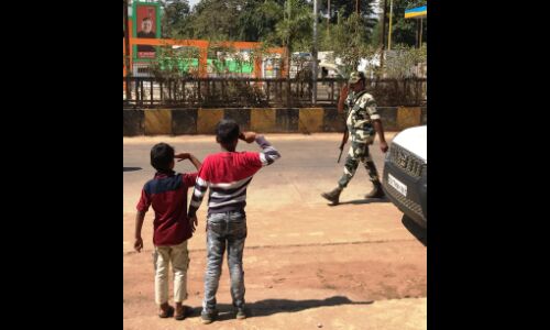 नन्हें हाथों का ये सिर्फ सेल्यूट नहीं है, तमाचा है नक्सलियों के गाल पर