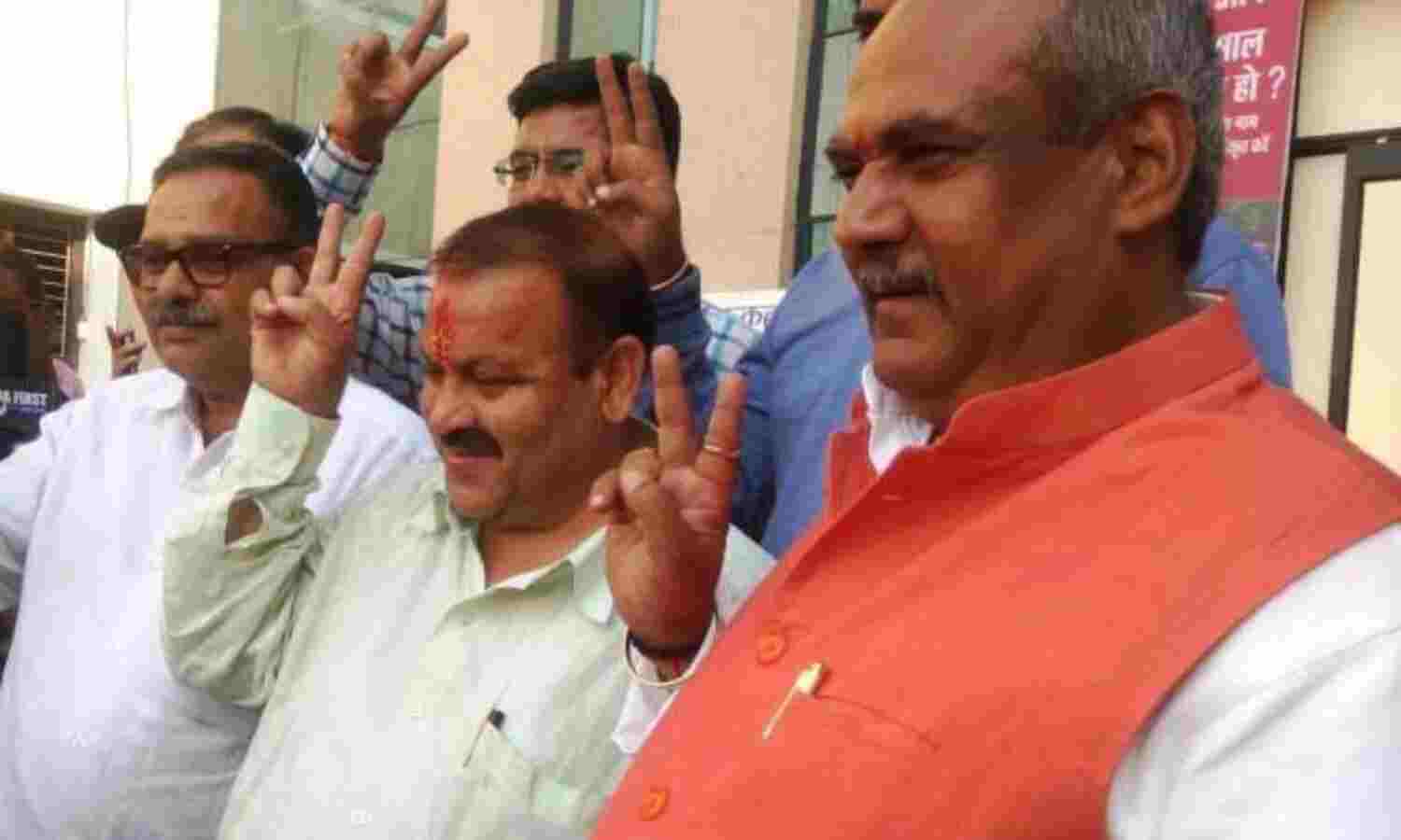 नारायण सिंह बिना पर्चा भरे लौटे, सतीश सिकरवार ने जमा किया नामांकन फॉर्म नारायण सिंह बिना पर्चा भरे लौटे, सतीश सिकरवार ने जमा किया नामांकन फॉर्म