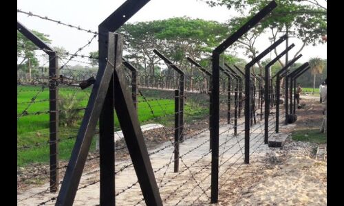 भारत-बांग्लादेश सीमा पर बाड़ लगाने के लिए 300 एकड़ जमीन देगी ममता सरकार