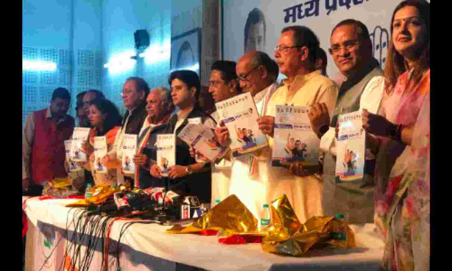 कांग्रेस का वचन पत्र जारी, हर वर्ग को साधने की कोशिश कांग्रेस का वचन पत्र जारी, हर वर्ग को साधने की कोशिश