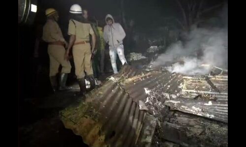 दिल्ली: रोहिणी में आग से 150 झुग्गियां खाक, 500 लोग बेघर दिल्ली: रोहिणी में आग से 150 झुग्गियां खाक, 500 लोग बेघर