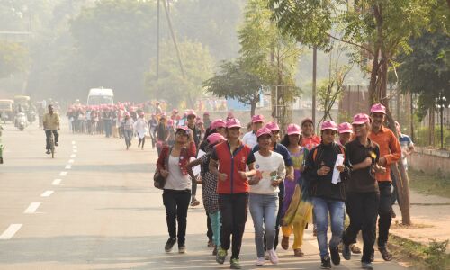 सारे काम छोड़ दो, सबसे पहले वोट दो के नारे के साथ दौड़ीं छात्राएं