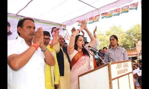चुनावी माहौल : हेमा मालिनी की आमसभा में शोले का डायलोग सुन लोगों ने बजाई तालियाँ