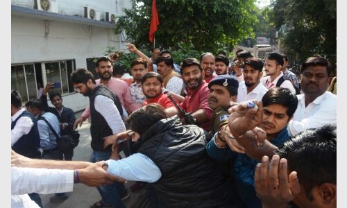 कन्हैया कुमार पर फेंकी स्याही, कार्यक्रम रहा फ्लॉप