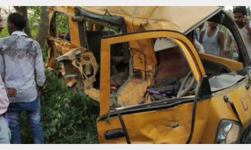 तेज रफ्तार बस ने स्कूल वैन को मारी टक्कर, छह बच्चों समेत सात की मौत