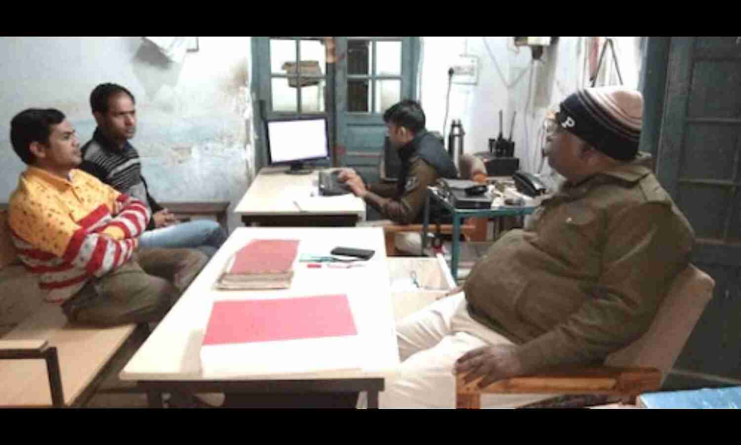 ग्वालियर दक्षिण सीट : सामूहिक भोज की शिकायत की जांच करने गए व्यय प्रेक्षक से कांग्रेस नेताओं ने की अभद्रता ग्वालियर दक्षिण सीट : सामूहिक भोज की शिकायत की जांच करने गए व्यय प्रेक्षक से कांग्रेस नेताओं ने की अभद्रता