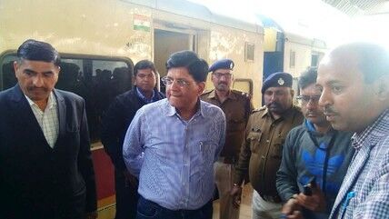 रेल मंत्री ने मथुरा जंक्शन का किया निरीक्षण