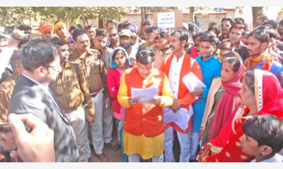 कैन्ट टीआई के खिलाफ लामबंद हुआ बजरंगदल