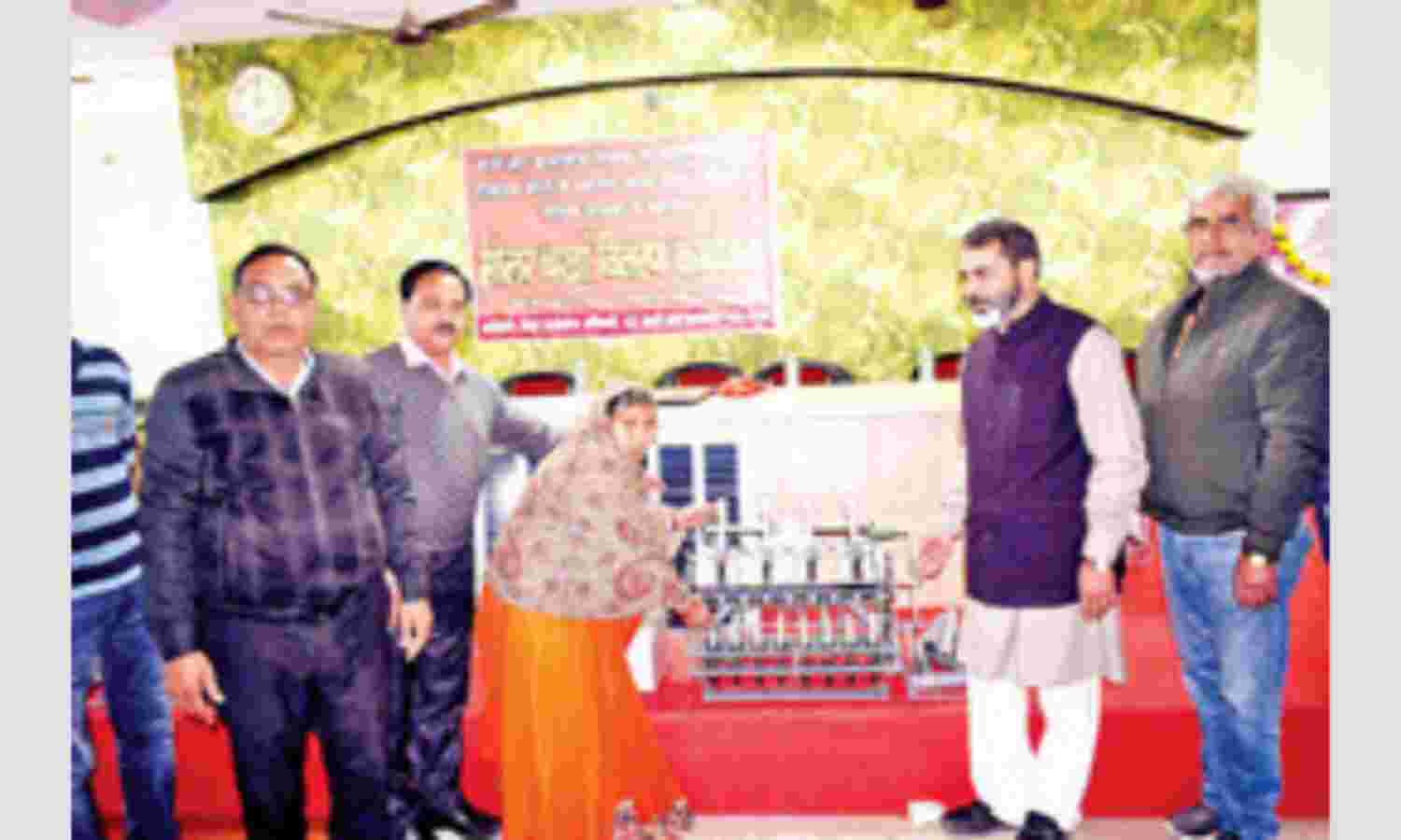 प्रधानमंत्री रोजगार सृजन योजना में 10 सोलर चर्खा किये वितरित