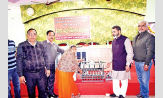 प्रधानमंत्री रोजगार सृजन योजना में 10 सोलर चर्खा किये वितरित